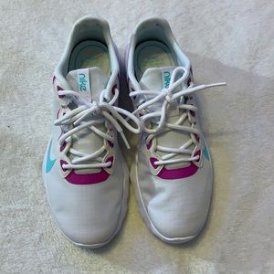 women’s white nike sneakers size 8